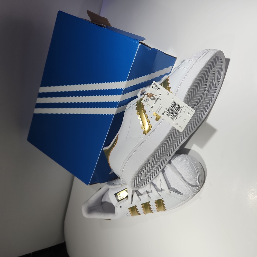 NWT Womens ADIDAS SUPERSTAR White/Gold sneakers Sz 6(womens)
